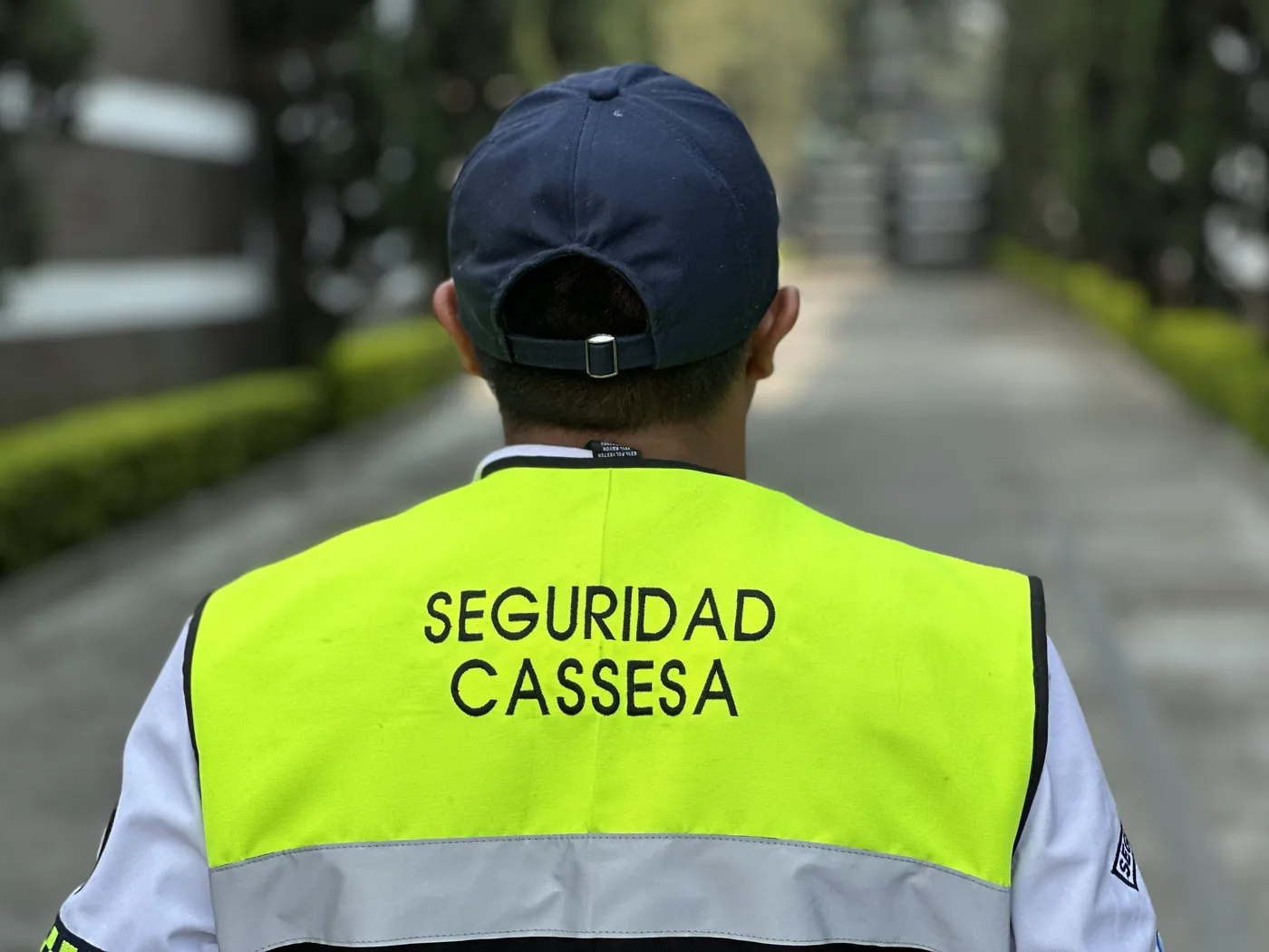 Agente de Cassesa en ronda, con chaleco identificado