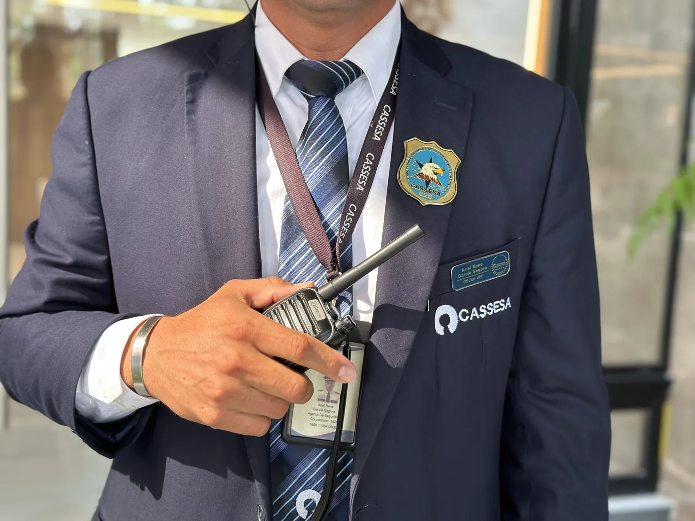 Agente de Cassesa con radio
