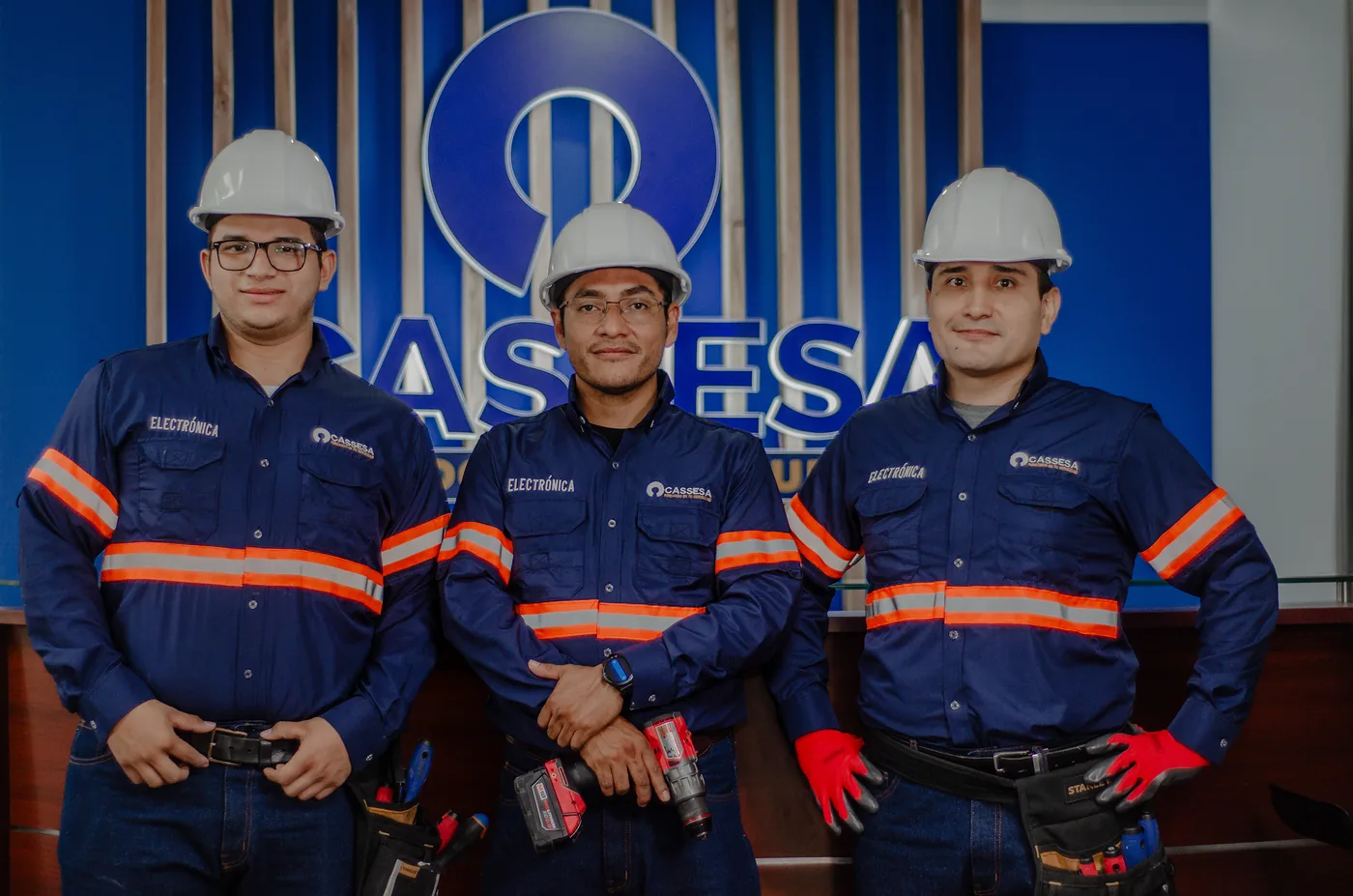 Equipo técnico de Cassesa Electrónica en instalación