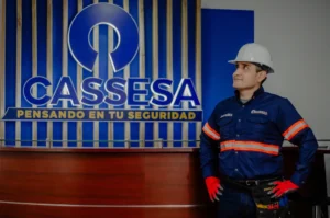 Técnico de Cassesa instalando equipo de seguridad electrónica