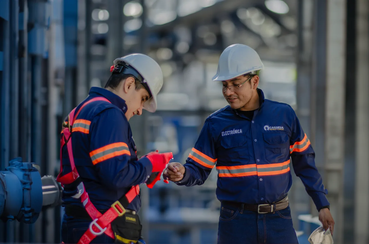 Técnicos de Cassesa Electrónica trabajando en alturas con arnés