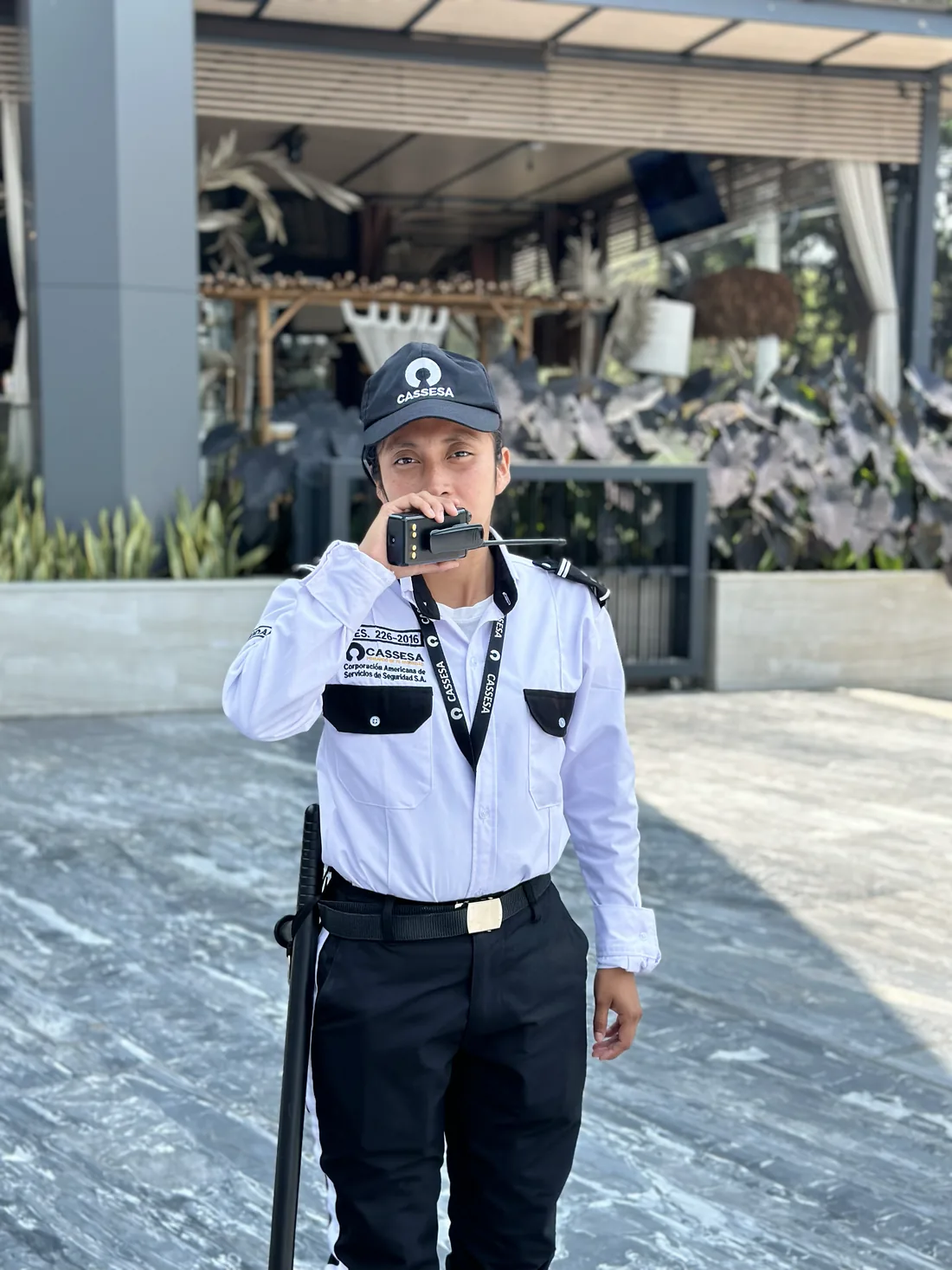 Anfitriona de Cassesa en el control de acceso de un edificio